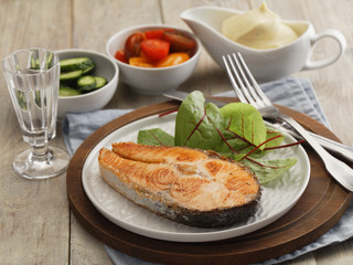 Salmon steak with vegetables