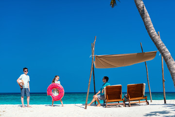 Obraz premium Father with kids at beach