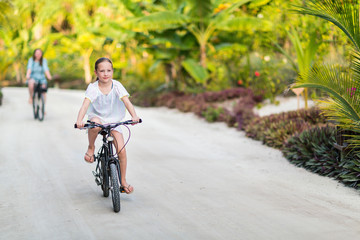 Fototapeta premium Family on bike ride