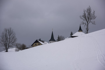 Kirchenspitzen im Schnee