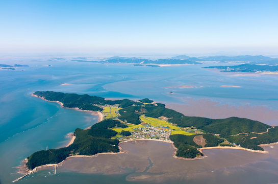 Luftaufnahme der Insel Jangbongdo vor Seoul / Incheon  (Südkorea)