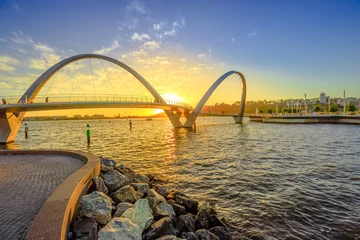 Foto auf Acrylglas Australien Malerische und ikonische Elizabeth Quay Bridge bei Sonnenuntergang am Swan River am Eingang des Yachthafens Elizabeth Quay. Die gewölbte Fußgängerbrücke ist eine neue Touristenattraktion in Perth, Western Australia.