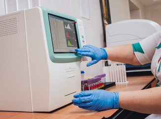 Obraz premium Laboratory assistant conducts a blood test.
