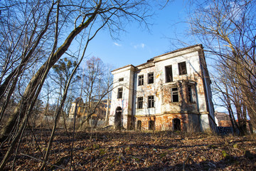 Fototapeta na wymiar beautiful old neglected and abandoned house
