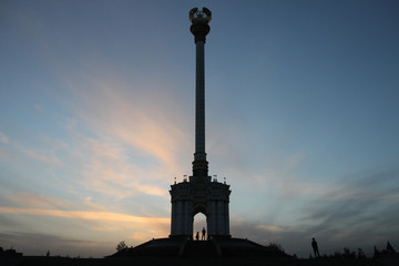 Fototapeta na wymiar Monumental column in central Dushanbe