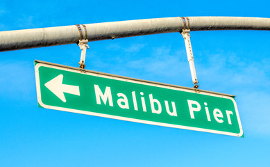 Fototapeta premium green and white street sign pointing to Malibu Pier in California