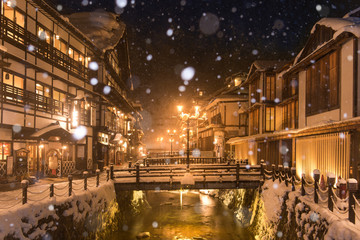 Fototapeta na wymiar 雪の降る銀山温泉の街並み