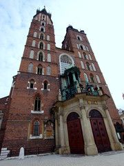 Kościół Mariacki na krakowskim rynku - wejście z unikalnymi wieżami © Konrad_elx