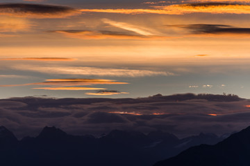 Sonnenaufgang im herbstlichen Wallis