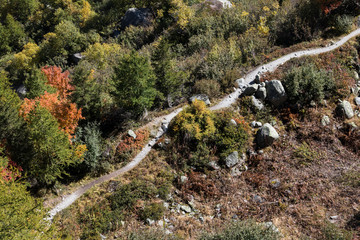 Die wunderbare Bergwelt des Wallis im Herbst 