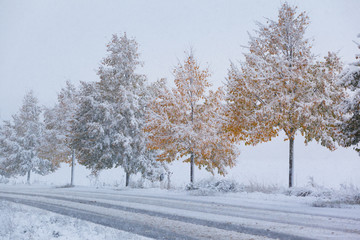 Schneeglatte Straßen im Herbst