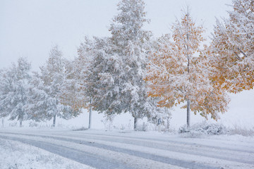 Schneeglatte Straßen im Herbst