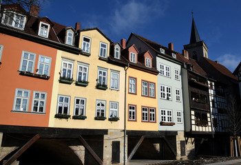 Bewohnte Fachwerkhäuser auf der historischen Krämerbrücke