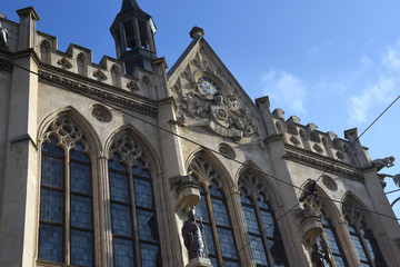 Gotische Fassade des Rathauses auf dem Fischmarkt im Herzen der historischen Altstadt