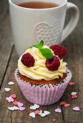Cupcake with fresh raspberries
