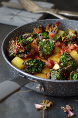 Flower Sprouts (Kohlröschen) - Kartoffelpfanne mit Speck