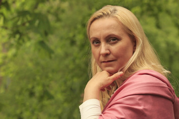 Naklejka premium Smiling beautiful woman 45 years old drink coffee in a cafe.