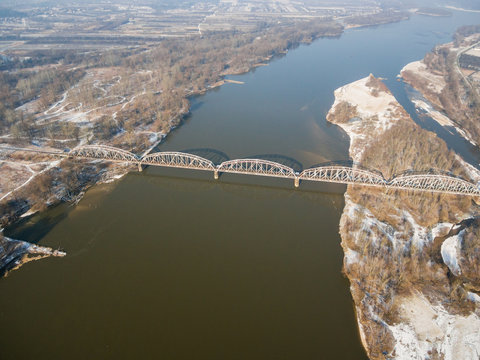 Fototapeta Widok z lotu ptaka na most kolejowy przez Wisłę w okolicach Góry Kalwarii