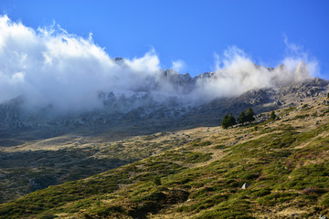 Fototapeta na wymiar Bulutlarla Kaplı Yüce Dağ LAR