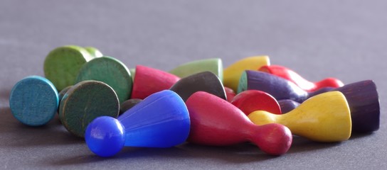 Umgefallene Spielfiguren, Spielkegel liegend, umgestürzt