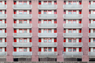 Housing block faced with panels in red colour at golden lane estate in London - obrazy, fototapety, plakaty