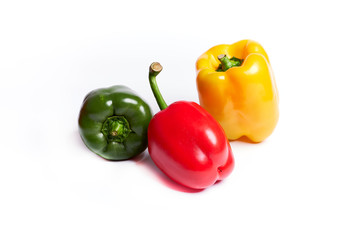 Peperoni su sfondo bianco