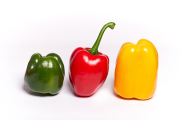 Peperoni su sfondo bianco