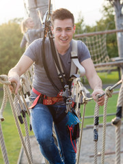 Obraz premium Spaß im Kletterpark