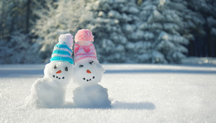 Schneemänner im Wald