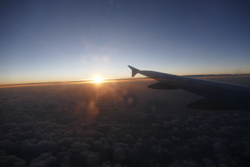 Coucher de soleil vu d'avion : au dessus des nuages horizontal
