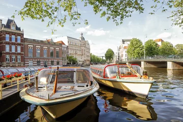 Fotobehang Tour Boats Docked, Amsterdam, Netherlands © Özgür Güvenç