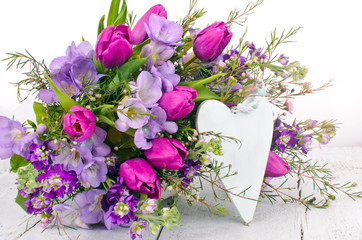 Valentinstag, Muttertag, Geburtstag, Hochzeit, Romantik, Liebe, Sehnsucht: Herz aus Blüten auf auf altem Holzbrett :)