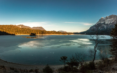 Bayern Eibsee an der Zugspitze im Winter Panorama