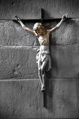 Skulptur des gekreuzigten Jesus