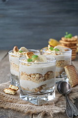 Layered banana pudding with biscuits