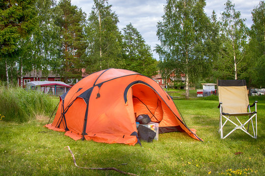 oranges Zelt auf einem Campingplatz
