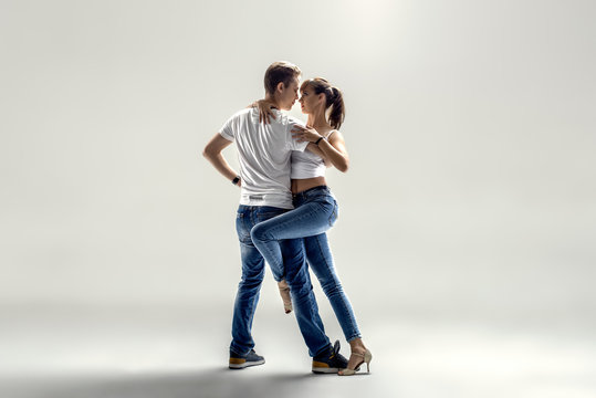 couple dancing social danse