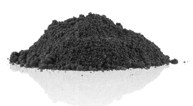 tas de terre noire, fond blanc