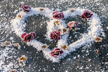 Herz aus Schnee mit Rosen dekoriert