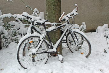 Vélos sous la neige