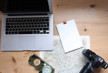 Abenteuer Planung mit Kamera und Landkarte