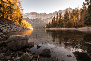 Winter am Eibsee mit Blick auf die Zugspitze in Bayern 