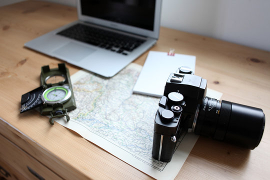 Abenteuer Planung mit Kamera und Landkarte