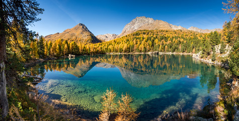 Goldener Herbst am Lago di Saoseo im Val di Campo, Poschiavo, Schweiz