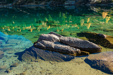 Fototapeta na wymiar Spiegelung im türkisfarbenen Wasser des Lagh da Val Viola, Puschlav, Schweiz