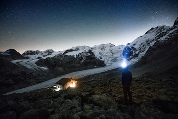 Abenteurer mit Stirnlampe bei der Boval Hütte SAC, Val Morteratsch, Engadin, Schweiz