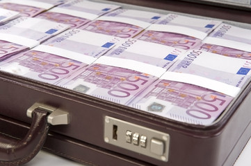 Voller Geldkoffer 