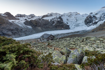 Obraz premium Boval Hütte SAC vor Sonnenaufgang mit Morteratschgletscher und Bernina-Massiv, Pontresina, Schweiz