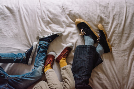 pieds d'enfants fr&egrave;res et soeurs 