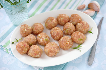 Rohe Hackbällchen